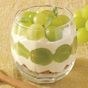 ブコパンダンゼリーの若いココナッツ無糖練乳から作られたフィリピンのデザートPremium写真