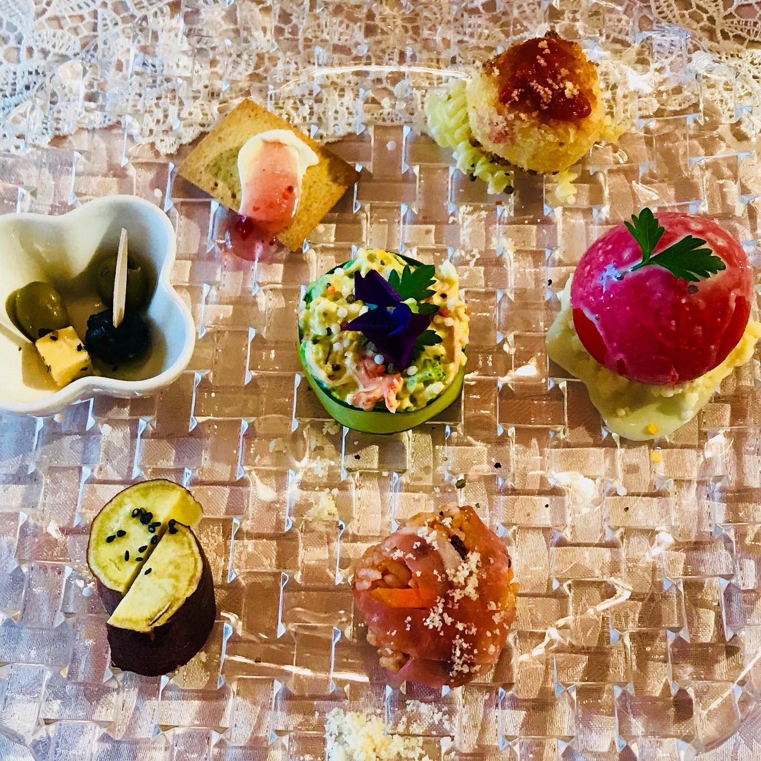 みんなで作れる！簡単映えレシピ おうち女子会グルメ6選🥂💕 ①とびっこと韓国海苔のチュモッパ ②とろーりチーズのえびサムギョプサル③アボカドとチーズの生ハム巻き ④サーモンアボカドdeカップ寿司 ⑤ぴよぴよバターチキンカレー ⑥ひとくちサムギョプサル みなさん