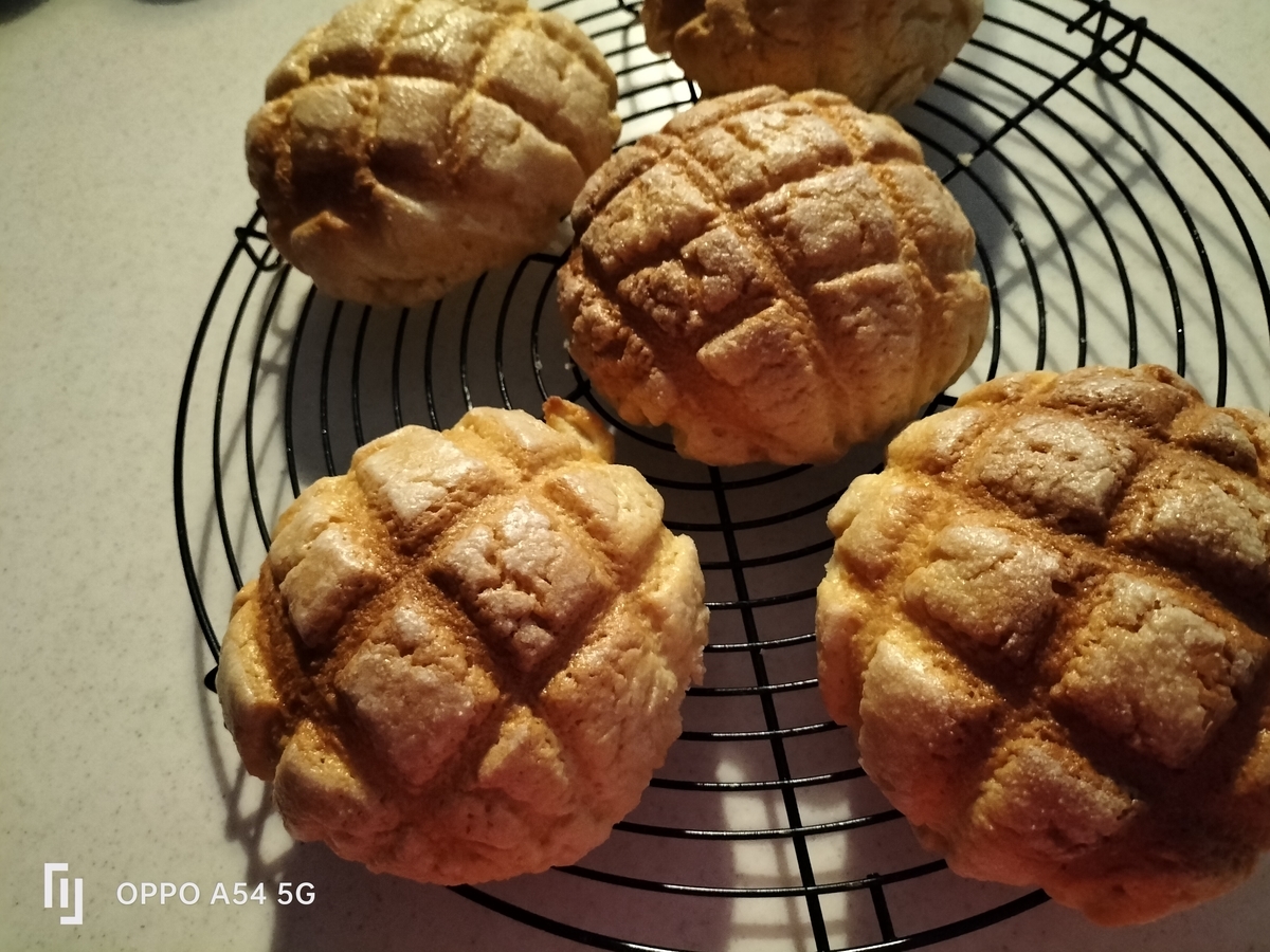 難しそうに見えて意外と簡単 クッキーが割れにくく失敗しにくいメロンパン✨✨パン作りはじめての方にもおすすめのレシピ💓💓, ・, ・,メロンパン〜4個分〜, 強力粉 300g, 砂糖 48g, 塩 4.5g, スキムミルク 12g, 全卵 60g,インスタントドライイースト 4.5g, ぬるま湯 40°Cくらい108g, 無塩バター 室温にもどす45g,クッキー生地 ,