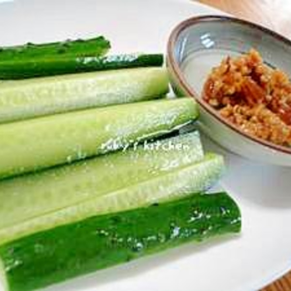 キュウリの金山寺味噌乗せ