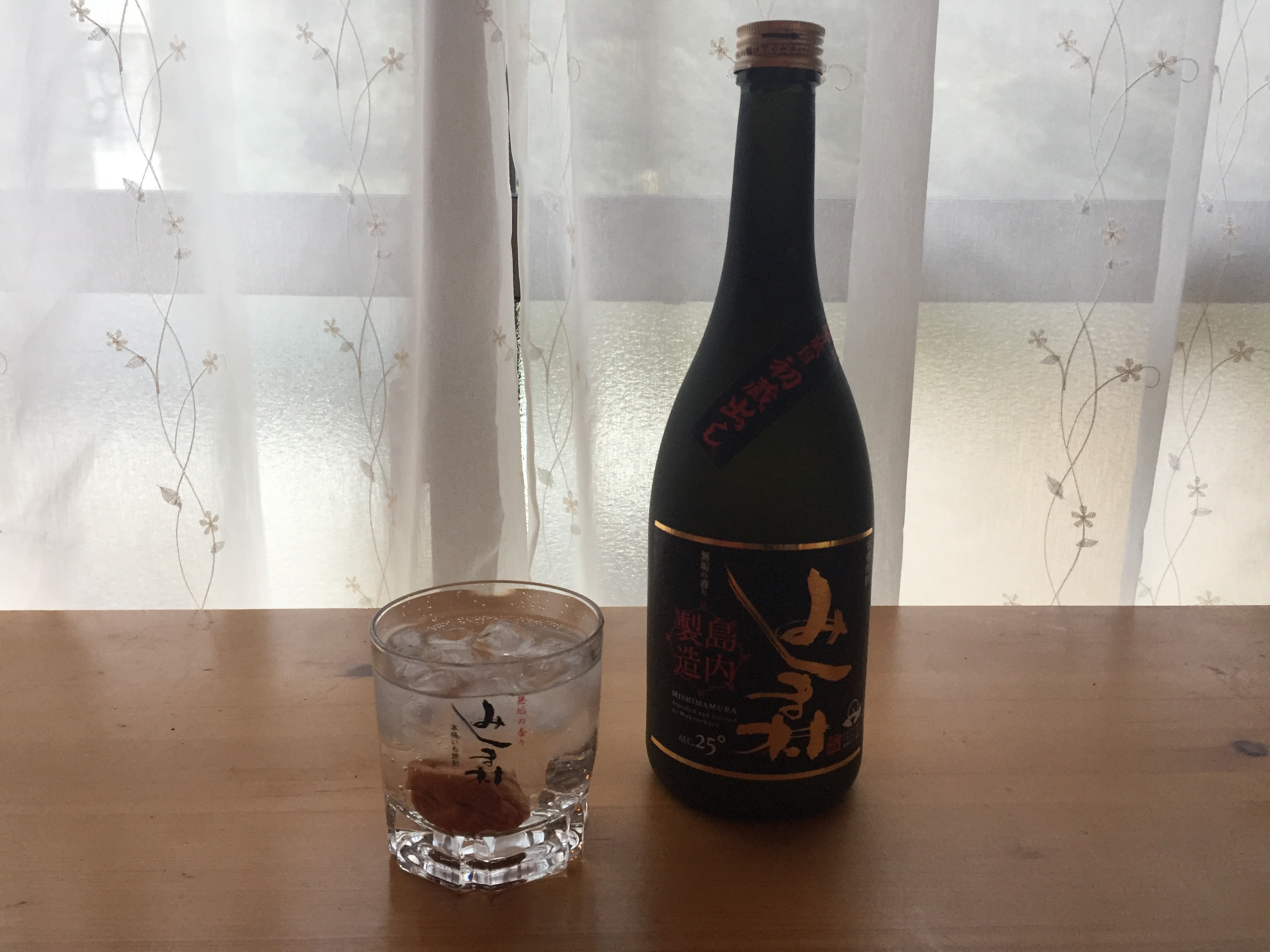 ✧鍛高譚 梅干しサワーの作り方✧ 今回はしそ焼酎「鍛高譚」を使った 梅干しサワーの作り方をご紹介! しそと梅はもちろん相性抜群✨一度は試していただきたい飲み方です♪ 梅干しは先に潰してから炭酸を注ぐのがポイント⚠ 皆さまもぜひ試してみてください