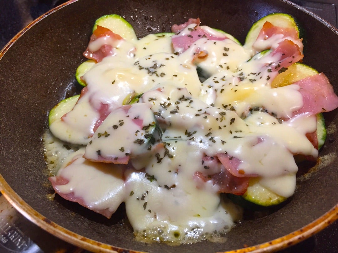 お手軽おつまみ ズッキーニとベーコンのチーズ焼きおうちで簡単☆aka.ru キッチン♪