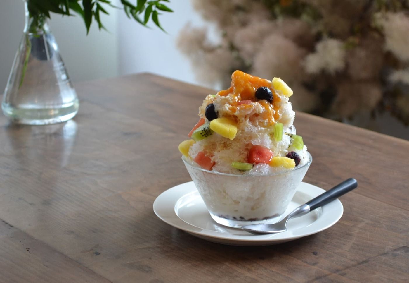 ◾️しろくまかき氷感想博多リバレインモール地下にあるカフェ 柔らかく削った氷に自家製ミルクシロップがかかっています！豊富なフレッシュフルーツとふわふわ練乳生クリームでふわふわかき氷🍧を包んでいて大満足のおいしさとボリューム！ 和束中井製茶場の宇治