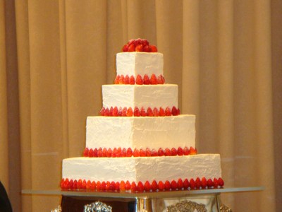 ウェディングケーキ* 3段のチョコレートケーキにイチゴでデコレーション🍓✨ウェディングケーキ結婚式披露宴チョコレートケーキケーキ屋ガトーフリアン九州長崎島原南島原雲仙フリアンウェディングweddingcakechocolatechocolatecake