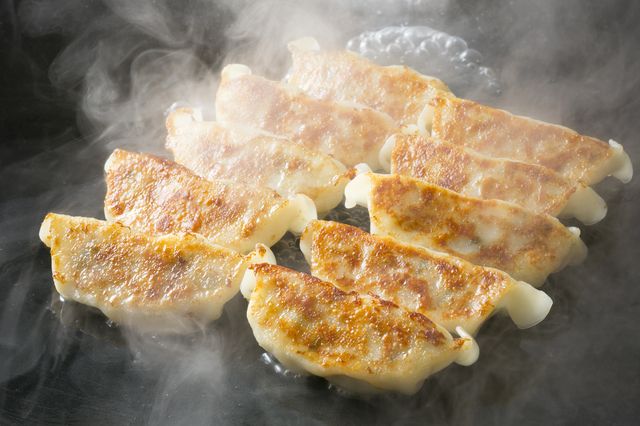 冷凍餃子の美味しい焼き方レシピくっつかない方法や羽根つきの作り方も紹介ふるなび公式ブログ ふるさと納税DISCOVERY