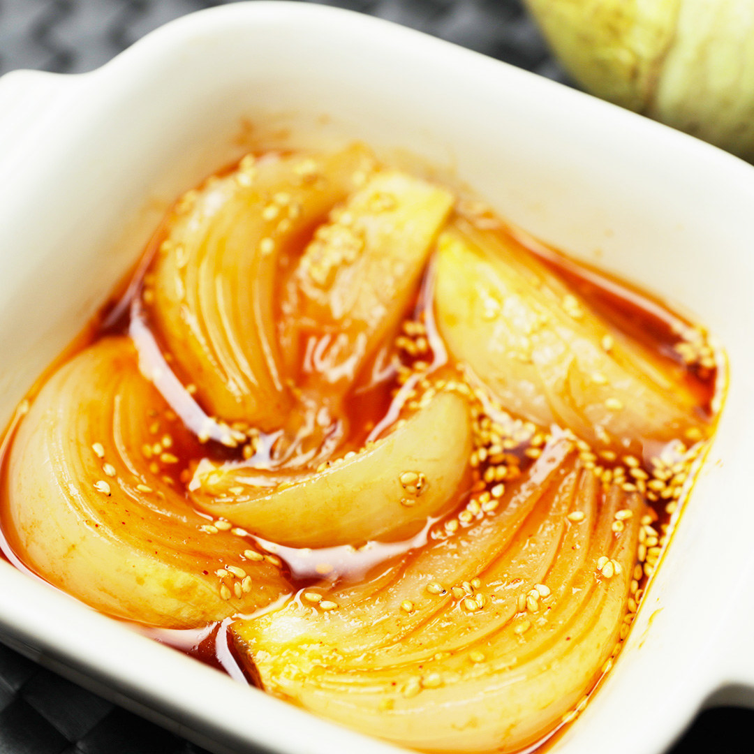 大量消費に！人気のとろける新玉ねぎの漬けレシピ。作り置きにおすすめの旬の常備菜。 - つくりおき食堂