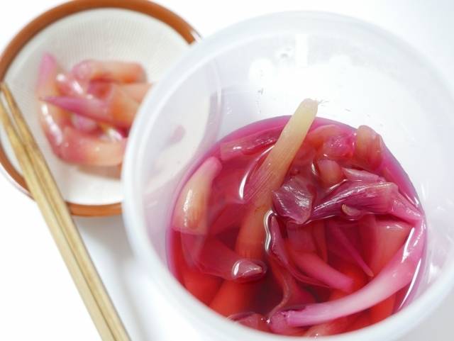 夏バテ防止 食欲なくてもするする食べれる!レシピ↓ みょうが・しょうが・大葉・ねぎの薬味ミックスに納豆を混ぜた栄養満点のそうめん。熱中症対策には栄養も必要だよ🐒 ———動画のレシピ———薬味納豆そうめん・そうめん 1束 100g・白だし 大さじ2.5・水 300cc ・みょうが 1個 ・大葉 2〜3枚 ・しょうが 1片 ・長ネギ 5cm ・納豆 1パック