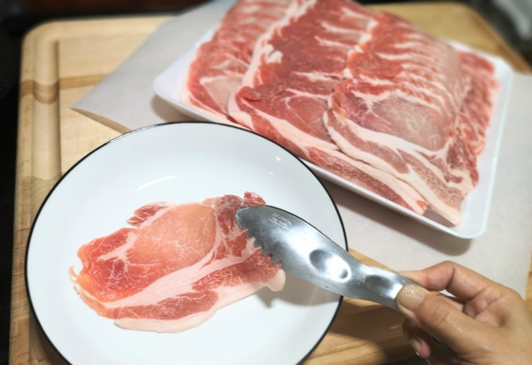 三元豚ロースしゃぶしゃぶ✏️最近、コストコではアメリカ産ではなく、カナダ産の三元豚「ロースしゃぶしゃぶ」と「バラ肉」が販売されましたが、今回は、「 ロース」の方を購入してきました。 少し前に、「国産豚のロース肉」を購入したばかりですが、とっても美味しく