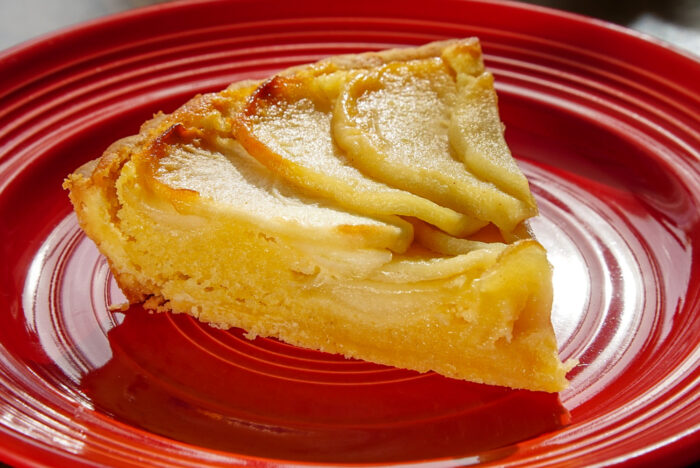 りんごのアーモンドクリームタルトもなみのパン屋さん