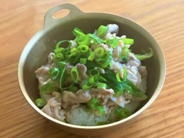 もう一つの月曜日恒例夫週末料理 は骨付きもも肉のグリル 鶏もも肉はベイリーフとローズマリー、塩、胡椒、ニンニク、白ワインなどでマリネ。付け合わせ野菜はカボチャ、にんじん、オクラ、パプリカにオリーブオイルをかけて鶏肉と一緒にオーブンで220℃で20分くらい