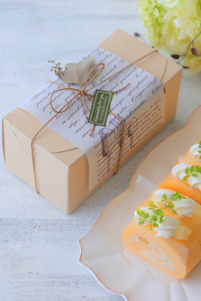 オーブン付属の天板で焼いたロールケーキにぴったりの箱 矢羽根模様のロングロールケーキ型にはまったお菓子なお茶の時間