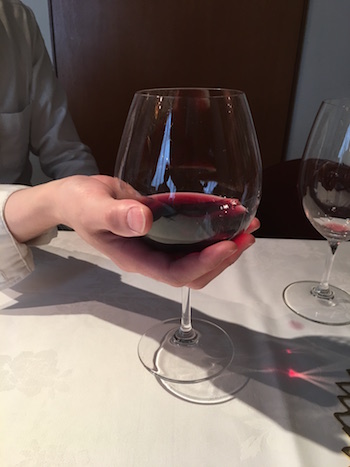 ソムリエ監修 ワイングラスの綺麗で正しい持ち方を解説!エノテカ - ワインの読み物