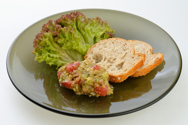 サーモンとアボカドのタルタル: バーボン植田のカリテプリ