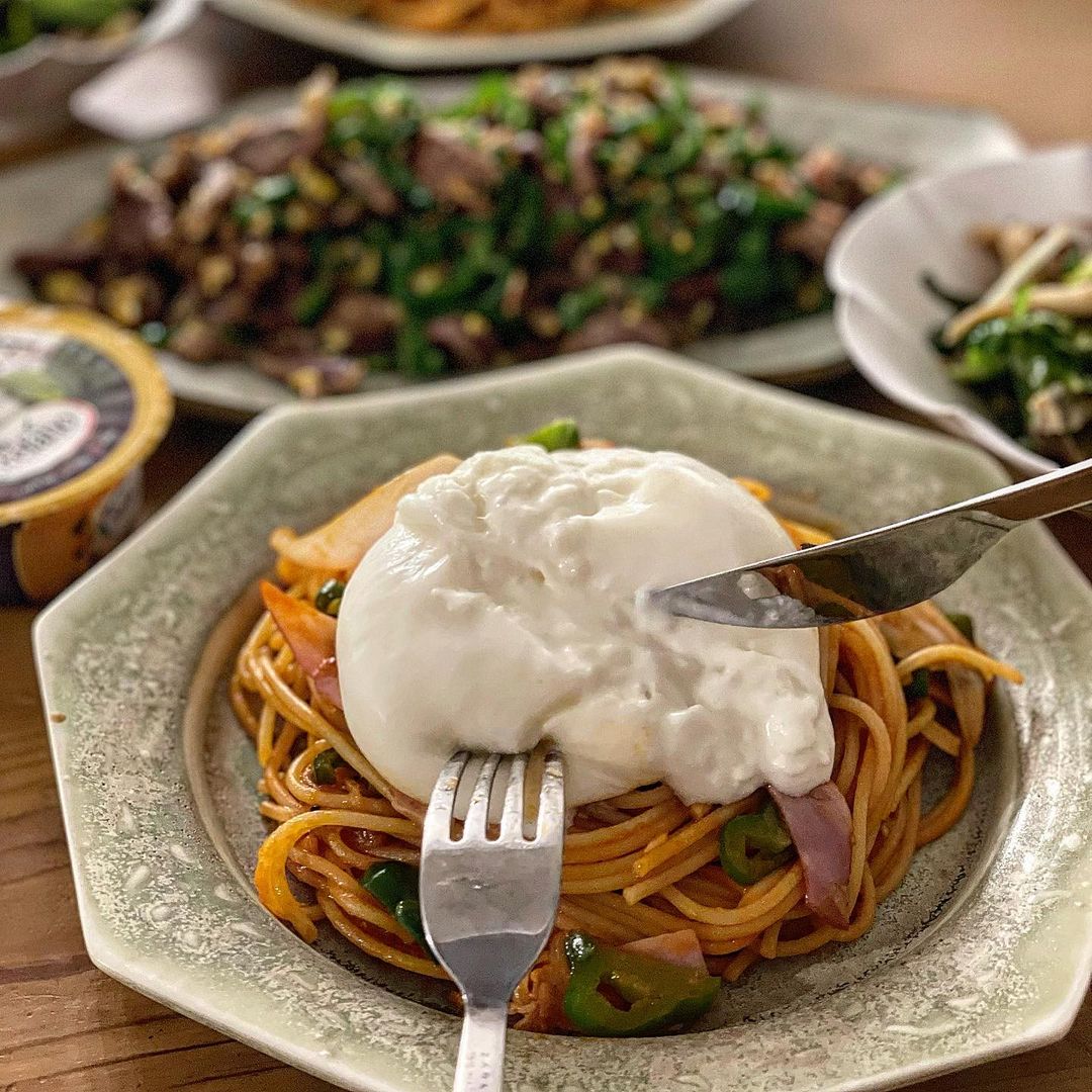 いちごとブラータチーズのサラダ