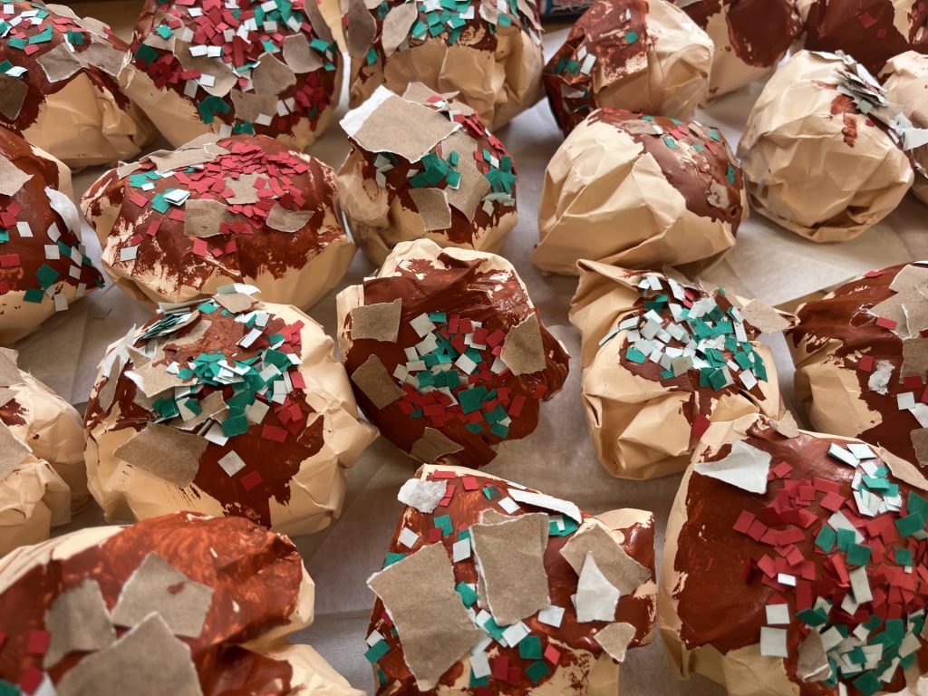 新聞紙でたこ焼き製作夏祭りの定番、たこ焼き製作です。新聞紙や画用紙、お花紙と、色んな素材の感触を味わいながら楽しく作りましょう♪準備するもの・画用紙 黄色、茶色・新聞紙 ・お花紙 ・絵の具 茶色・筆、パレット ・折り紙 ・つまようじ ・両面テープ