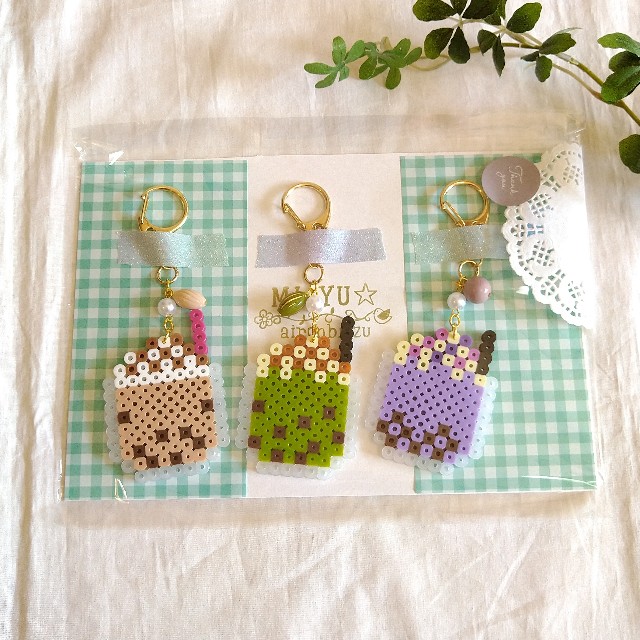 息子のアイロンビーズ作品収納🗂いつも図案など見ず、「自分の好きなもの」を絵を描くように自由に生み出す製作スタイルな息子。2枚目みたいな立体作品も作るように。自由な発想や独創的な手法が見ていていつも面白い😁作品もどんどん増えてきたので、百均で見つけた缶