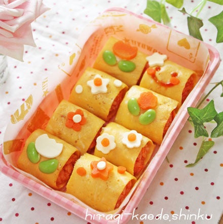 可愛いおばけのオムライス つくりませんか😊? チキンライスの上に 薄く焼いた卵をふわっと乗せて、 海苔で作った 目と口を添えたら完成🙌卵は上手に焼けなくても大丈夫!少し崩れてしまっても大丈夫です! おばけらしさを楽しく表現できますよ👻ハロウィン