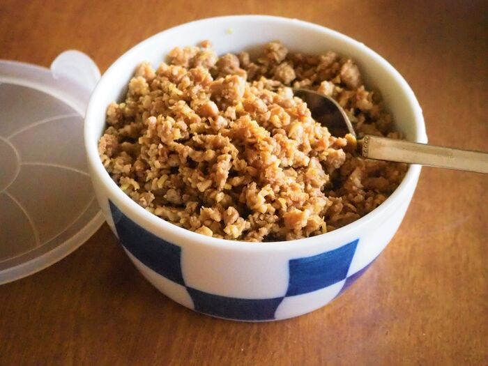 メシ通のリモートめし 10分で調理して作り置きできる「しっとり鶏みそそぼろ」で鉄板の丼ができた Yｕｕ- メシ通ホットペッパーグルメ