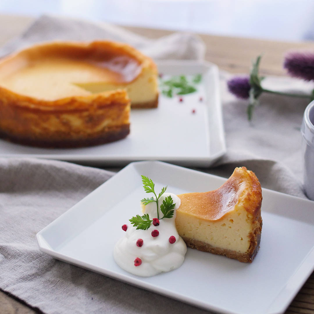 とろりん食感♡いちごのバスクチーズケーキ