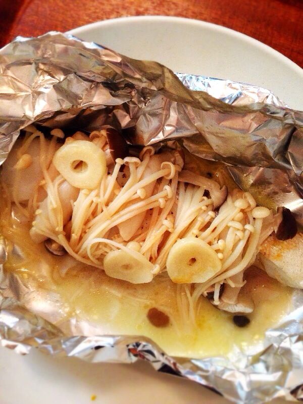 鮭のホイル焼きを味噌風味に！バターなしでちゃんちゃん焼き風レシピ