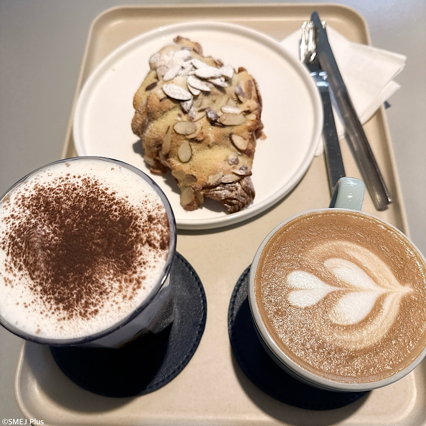 先日からの新メニュー、アインシュペナー。アイスアメリカーノにホイップクリームをたっぷりのせた甘いドリンクです。かき混ぜて飲んでも、クリームをスプーンですくって食べても美味しいのでぜひお試しください。アインシュペナーeinspanner아인슈페너