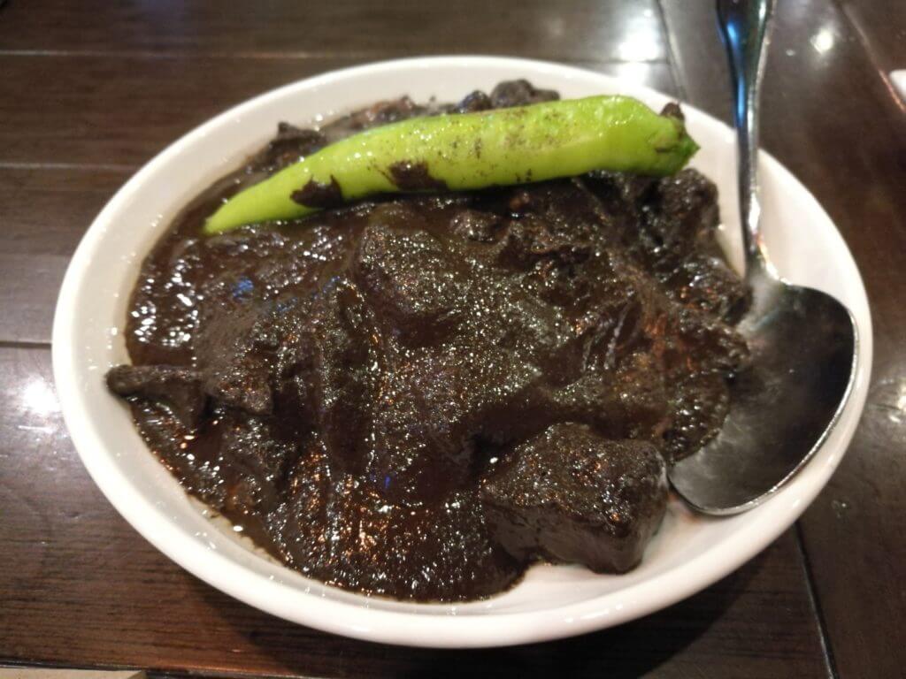 材料は豚のアレ!??真っ黒なフィリピンシチュー「Dinuguan」を食べてみた@マニラ - アキアカネのゆくえ