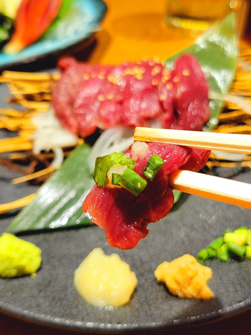 今回は『馬刺しの食べ方』のご紹介🐴✨ これさえ覚えとけば、ご自宅でも 究極の馬刺しがお楽しみいただけます💡馬刺しの食べ方ポイント🔶解凍方法 馬刺しはパックごとボールに入れて流水で解凍。 🔶スライス方法 スライス済みのため、そのまますぐ召し上がれます