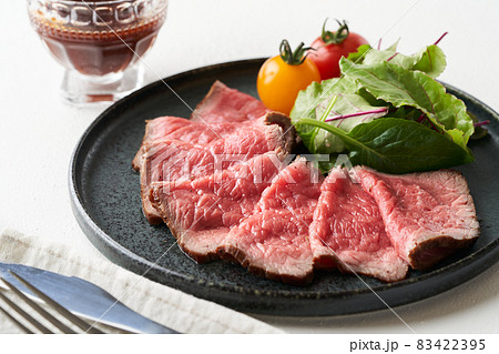 簡単なのにおしゃれなステーキの盛り付け方。より美味しく見えるコツをレクチャーfolk