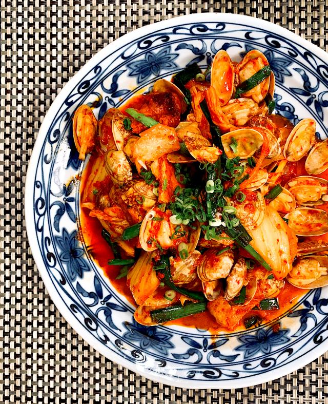 イイダコキムチで作るチュクミポックム 🐙 , チュクミポックムとは、イイダコを炒めた韓国料理です。,最低限用意する材料は、ごほうびキムチと野菜だけ!, ごほうびキムチのタレだけで、味付けがばっちりキマリます🧑🏼🍳, 最後は〆のチャーハン!,イイダコと野菜の旨みを吸った香ばしいチャーハンは絶品。むしろこっちがメインかもしれません🤤🥢,