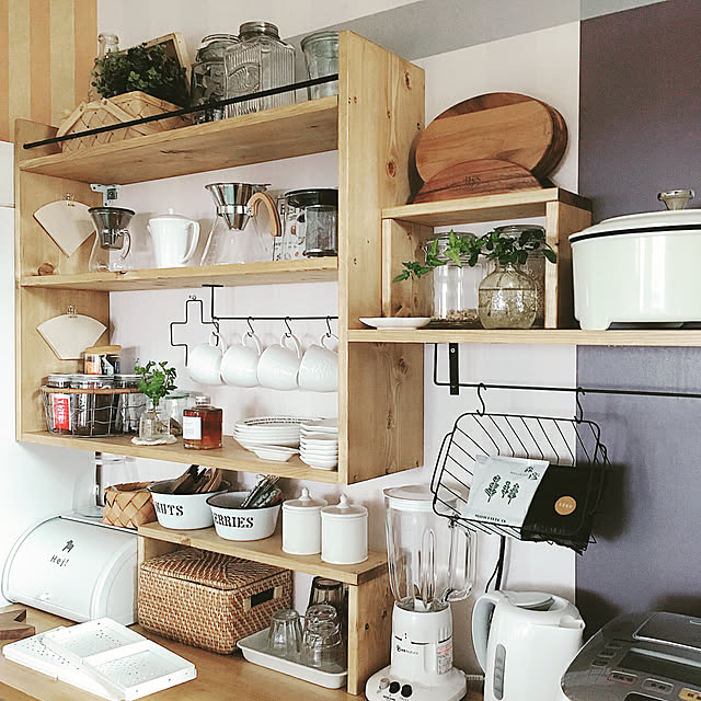 キッチン背面の棚は見せる収納に。コーヒー豆やミル、コーヒーメーカーを並べた、お気に入りのコーナー くふうイエタテ