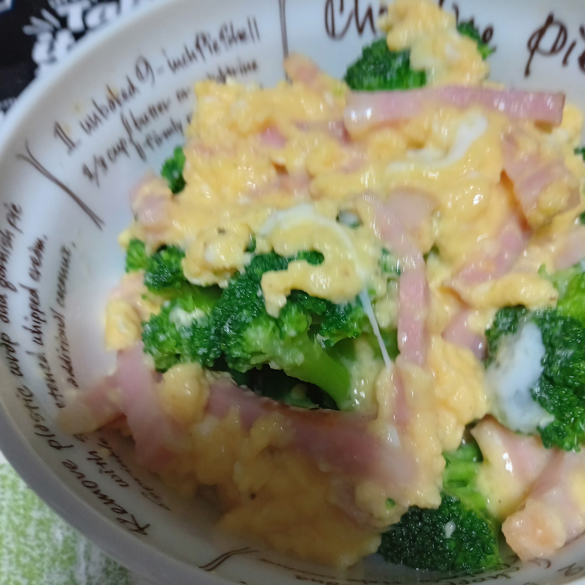 ブロッコリーとベーコンのたまごサラダ