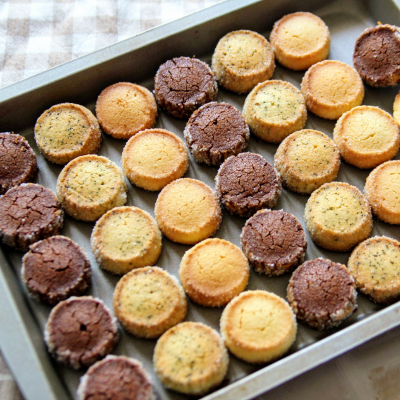 リクエストありがとうございます🥰超簡単チョコチップクッキー🍪※アーモンドパウダー入り ◯材料◯ ・バター 30g ・粉糖 15g ・ アーモンドパウダー10g ・薄力粉 45g ・チョコ 25g ⏰160度に予熱したオーブンで15分 ※アーモンドパウダー＝アーモンドプードルです