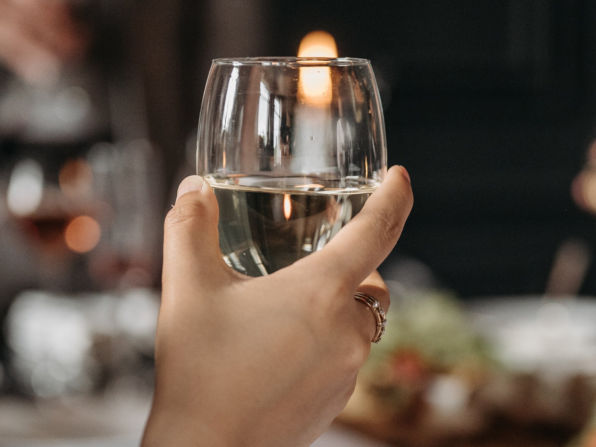 その持ち方でOK？育ちがいい人はワイングラスの、どこを持つ？もっと！「育ちがいい人」だけが知っていることダイヤモンド・オンライン