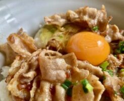 鶏肉とキノコのバジル鍋 ベトナムつまみ 男子ごはんでやってたレシピを 自分なりに再現 ニンニクすりおろし、オリーブオイル、 酒 白ワイン 、塩、胡椒、バジルやハーブソルトで下味を付けた鶏肉 もも肉、胸 肉 を準備。 お鍋に生姜、ネギの頭、ニンニク1片、酒