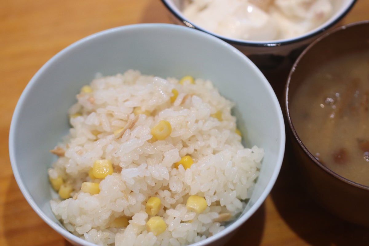 レシピはこちらから💁, ツナとしめじの和服炊き込みご飯🐟,材料2合分 , ・お米2合, ・ツナ缶1缶, ・しめじ1袋 100g ,・ちくわ2本, ・にんじん1 3本, ・しょうゆ大さじ2, ・酒大さじ2, ・みりん大さじ2, ・和風顆粒だし小さじ1,作り方 ,1.お米をといだら、炊飯釜にいれ、1合目盛りまで水を入れて、30分から1時間浸水させる。,