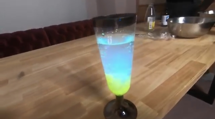 キラキラ光るドリンクが飲みたい!日本各地にある“光るドリンク”が飲めるスポット7選RETRIP リトリップ