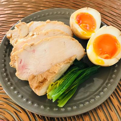 全ラーメンに捧ぐ‼︎完璧鶏鶏むね肉が鬼旨い鶏チャーシューに⤴︎ ◎一周回って丼にしたいラーメン鶏ハム♡ 鶏むね肉をフォークでｱﾀﾀﾀﾀ穴あけて、削ぎ切りしてから、 うまなる液 水200g塩10gきび佐藤10g に一晩漬けてたヤツを朝茹でてラーメンへDON⤴︎ 湯を沸かし