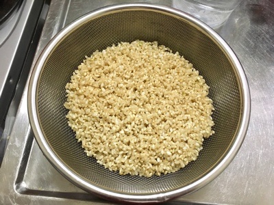 ル・クルーゼ 公式レシピ 玄米 日本人の食文化にフォーカスされたお鍋で炊く、甘みとうまみが凝縮されたごはん。 しっかり浸水をさせて、芯の無いおいしい玄米に挑戦してみましょう。栄養素がたくさん詰まったおいしいごはんを、ぜひお手持ちのお鍋でも挑戦してください