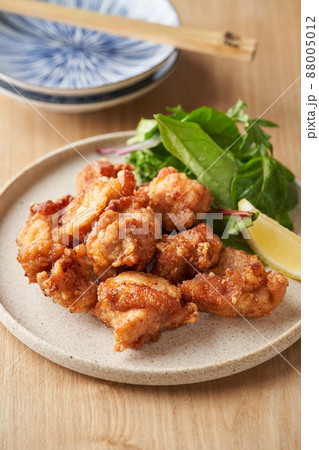 ワケありの盛り付け:見た目はまさしくマウンテン 大判唐揚げ20個盛り - 日本食糧新聞・電子版