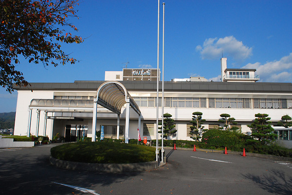 道後温泉本館は、芋の子を洗うような賑わいです。 | 松葉博雄の社長研究室