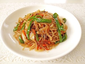 ほったらかし豚こまチャプチェ @miichan0709 さんの投稿をご紹介！👀﻿﻿﻿﻿ .﻿ みなさんお待ちかねのほったらかしシリーズです🙌🏻←待ってない？🤣笑 * * 分量は豚こま300g、玉ねぎ半分、人参1本、ニラ1束、春雨30gこんな