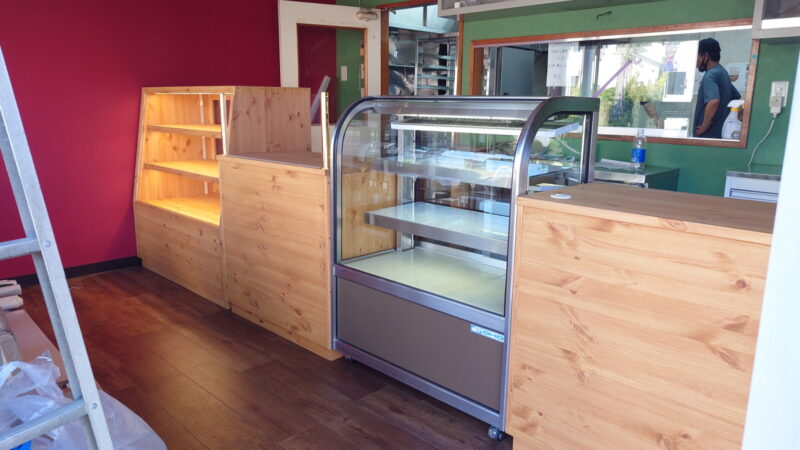 MORETHAN BAKERY THE KNOT shinjukuの1Fの パン屋さん🥐 外観のオリーブの木の具合から 店内のパンのディスプレイ、什器壁面のカラー全部がステキ🥖 海外っぽい感じ😌morethanbakerybakerytheknotshinjukutheknotshinjukuhoteltokyobakerystoredesign