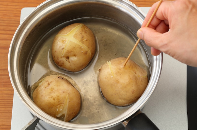 昨年掘りそびれたじゃがいもから芽が出て、花が咲き、葉が枯れ 園芸相談Q＆Aみんなの趣味の園芸