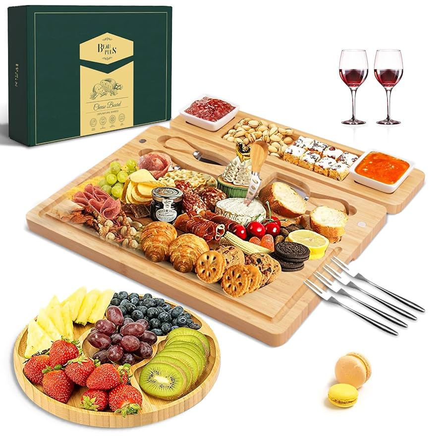 アーモンドとブドウを添えたハードチーズの盛り合わせを石皿に盛り付けたチーズの盛り合わせ。黒の背景に2つのフルーツフォーク。チーズボードの側面図の写真素材・画像素材Image 182443591