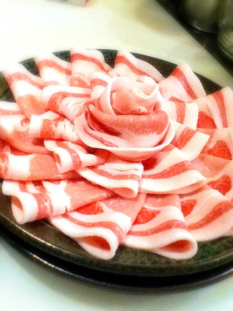 盛り付けでおしゃれに！ローストビーフを美味しく見せる極意とは食・料理オリーブオイルをひとまわし