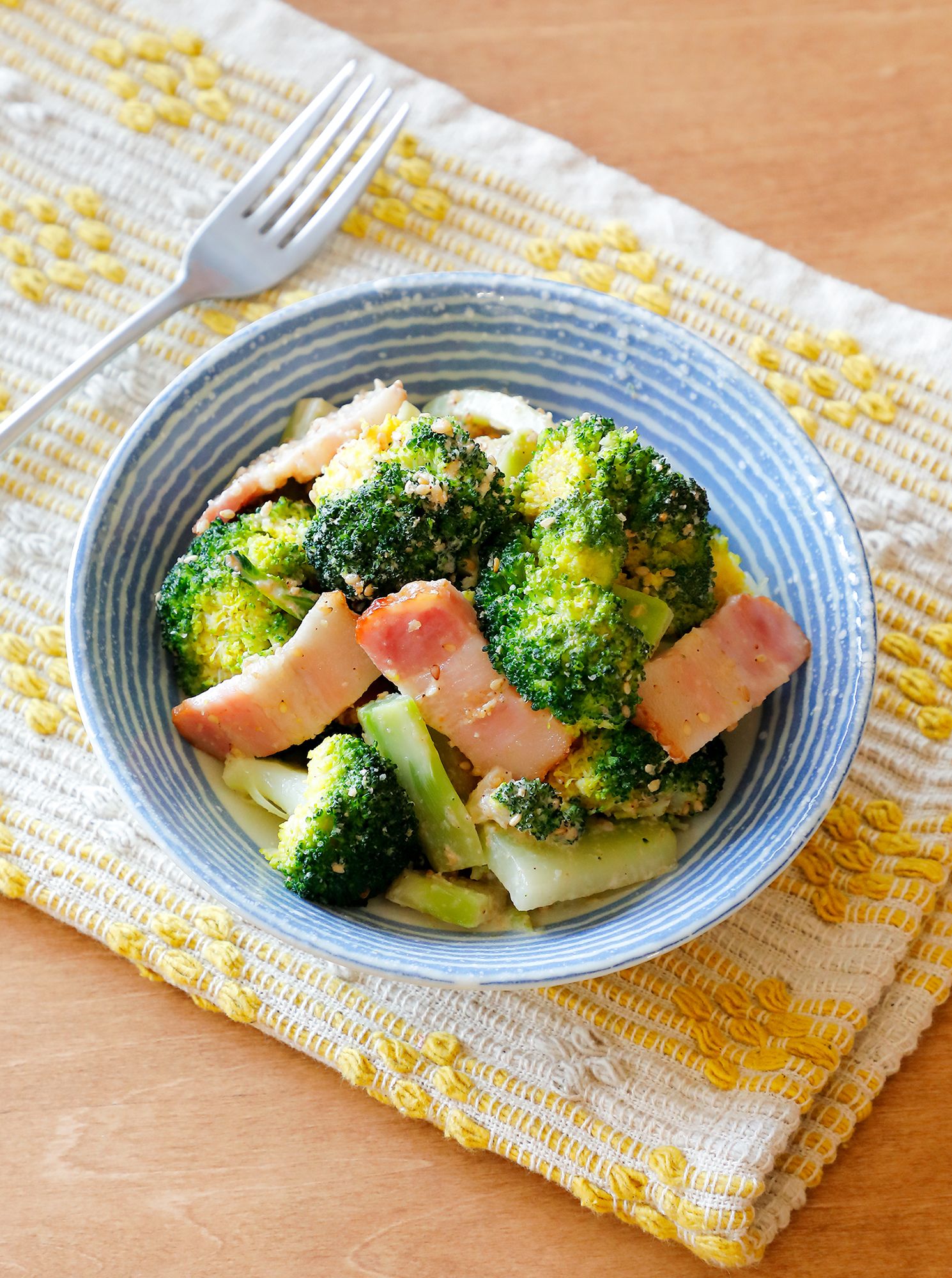 ブロッコリーとベーコンの粉チーズあえ