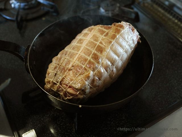 𓃟⋆⋆ USプライムビーフ肩ロースカタマリ 捌きます！ こんばんは 今夜は昨日買った 肩ロース塊肉を捌いてますw 久しぶりに形の良いのに出会えたのでローストビーフ用と炒め物など用と 筋に分けました！ 真ん中の大きな筋で分けて 筋を剥がしながら切り分けていくだけ