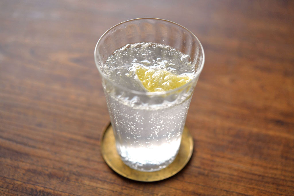 レシピ書いとくね。,材料 2杯分, レモン 1個, 甲類焼酎 100〜150ml, 甘いのがお好みなら砂糖 大さじ1, 炭酸水一杯あたり120mlくらい,作り方 , ①レモンの皮の黄色い部分だけを剥く, ②レモンを6等分にして, 白い綿を取り除き、果肉だけにする,③①と②、焼酎 とお好みで砂糖 を, ブレンダーにかける, ④グラスに氷を入れて③の半量を注ぎ, 炭酸水で割る,