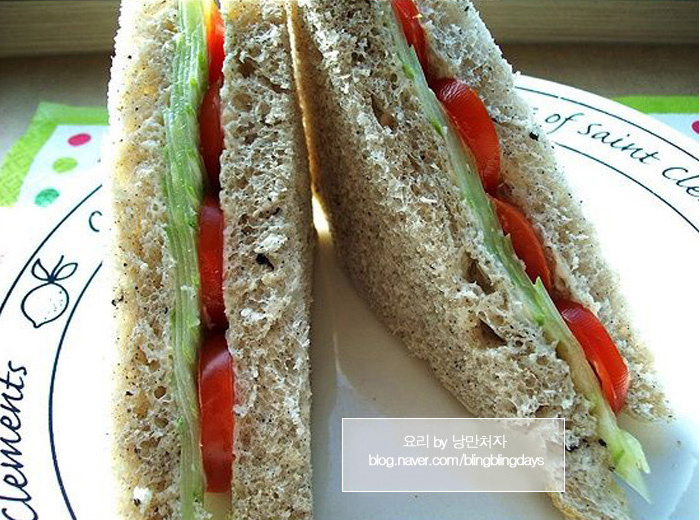 アフタヌーンティーとキュウリのサンドイッチ