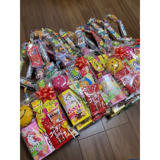 ダイソーでそろう！手作りお菓子のレイ⁡ ⁡ ⁡ ⁡ ⁡⁡ ⁡ ⁡ ⁡ ⁡ 私の住んでいる沖縄は ⁡卒業生にお菓子で作ったレイを⁡⁡首にかけてるという習慣があります🌸⁡ ⁡ ⁡ ⁡ ⁡ ⁡最近は最初からレイの形をした⁡ ⁡お菓子も売られているけど⁡ ⁡この時期はみんなで作って⁡⁡卒業の